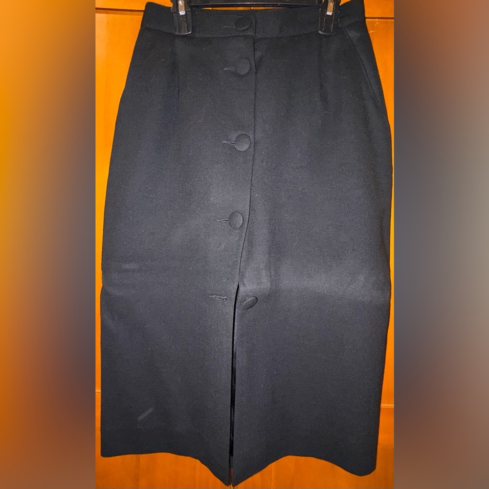 LIZ CLAIBORNE SKIRT
BUTTON DOWN FRONT
SIZE PETITE 4
EXCELLENT CONDITION